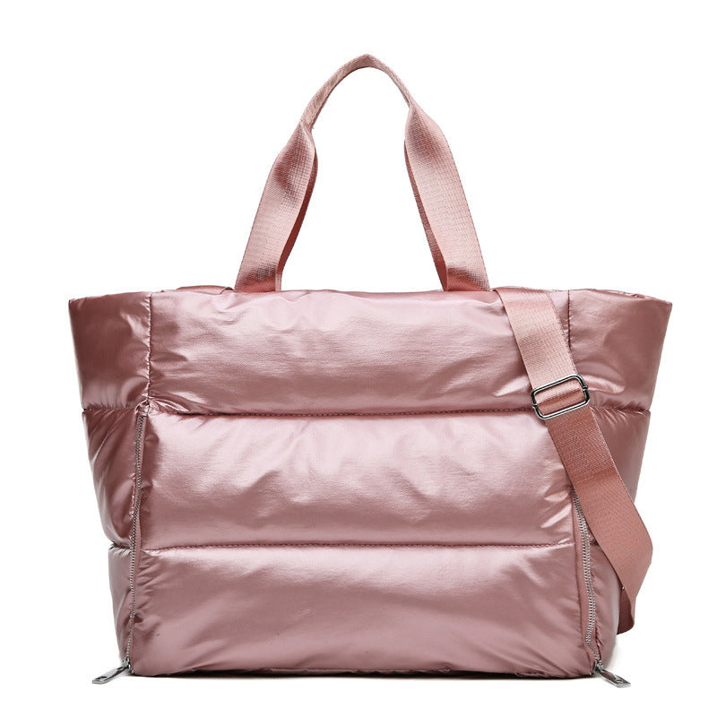Sac de Pilates rose métallisé Maison Lyra, grand sac de sport pour femme active, transport tapis de pilate et yoga , design élégant et pratique avec bandoulière réglable et poignées, parfait pour le yoga, le pilates ou les déplacements quotidiens.