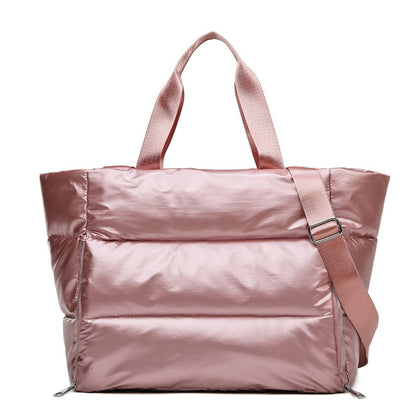 Sac de Pilates rose métallisé Maison Lyra, grand sac de sport pour femme active, transport tapis de pilate et yoga , design élégant et pratique avec bandoulière réglable et poignées, parfait pour le yoga, le pilates ou les déplacements quotidiens.