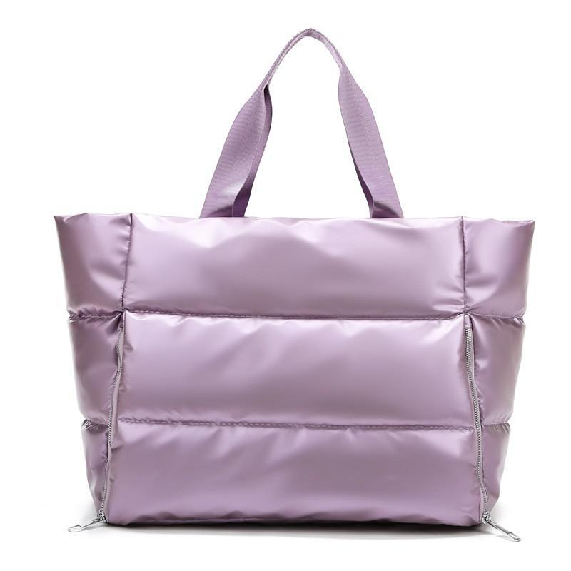 Sac de Pilates lila, violet métallisé Maison Lyra, grand sac de sport pour femme active, transport tapis de pilate et yoga , design élégant et pratique avec bandoulière réglable et poignées, parfait pour le yoga, le pilates ou les déplacements quotidiens.