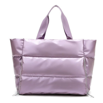 Sac de Pilates lila, violet métallisé Maison Lyra, grand sac de sport pour femme active, transport tapis de pilate et yoga , design élégant et pratique avec bandoulière réglable et poignées, parfait pour le yoga, le pilates ou les déplacements quotidiens.