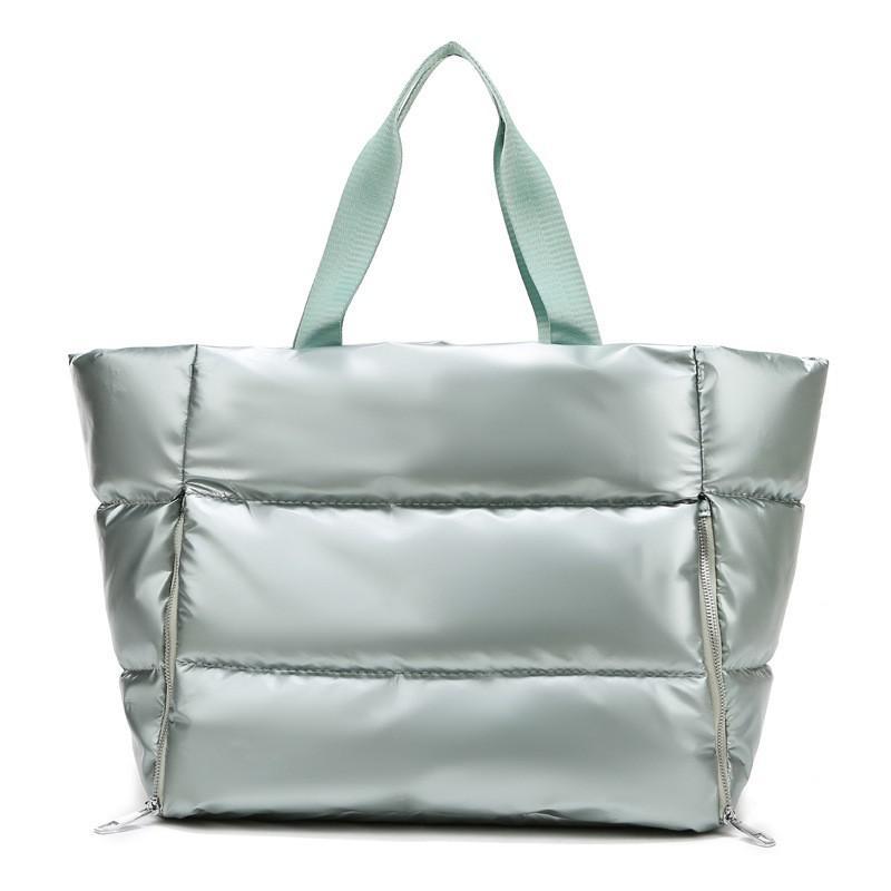 Sac de Pilates vert sauge métallisé Maison Lyra, grand sac de sport pour femme active, transport tapis de pilate et yoga , design élégant et pratique avec bandoulière réglable et poignées, parfait pour le yoga, le pilates ou les déplacements quotidiens.
