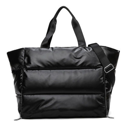 Sac de Pilates noir métallisé Maison Lyra, grand sac de sport pour femme active, transport tapis de pilate et yoga , design élégant et pratique avec bandoulière réglable et poignées, parfait pour le yoga, le pilates ou les déplacements quotidiens.