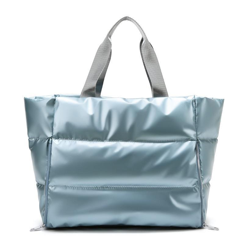 Sac de Pilates bleu métallisé Maison Lyra, grand sac de sport pour femme active, transport tapis de pilate et yoga , design élégant et pratique avec bandoulière réglable et poignées, parfait pour le yoga, le pilates ou les déplacements quotidiens.