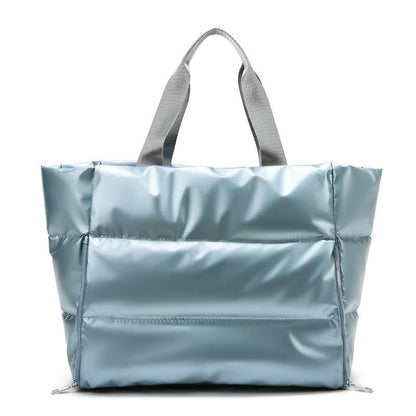 Sac de Pilates bleu métallisé Maison Lyra, grand sac de sport pour femme active, transport tapis de pilate et yoga , design élégant et pratique avec bandoulière réglable et poignées, parfait pour le yoga, le pilates ou les déplacements quotidiens.