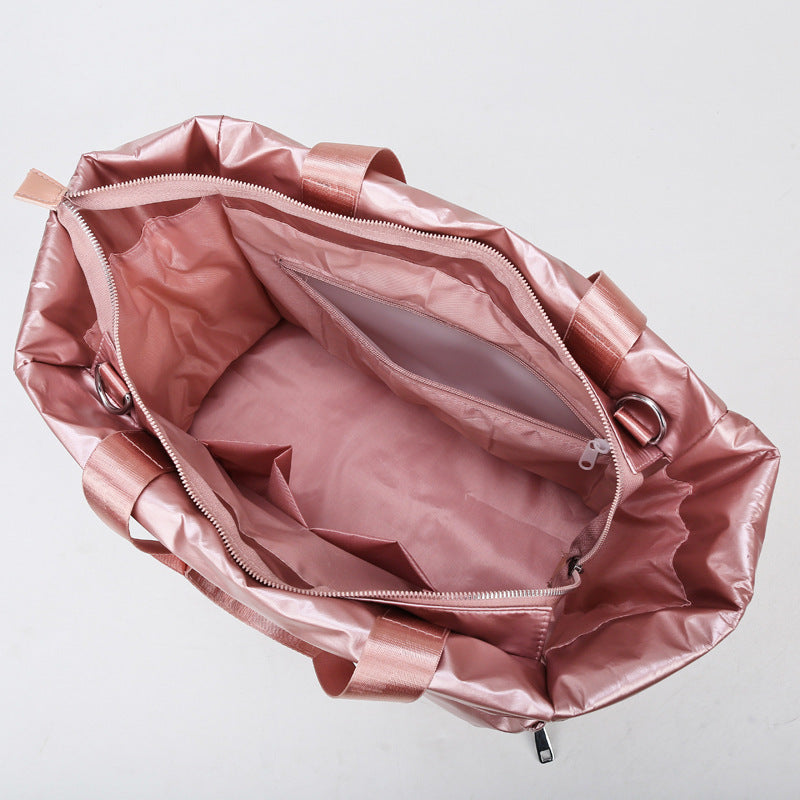 Sac de Pilates rose métallisé Maison Lyra, grand sac de sport pour femme active, transport tapis de pilate et yoga , design élégant et pratique avec bandoulière réglable et poignées, parfait pour le yoga, le pilates ou les déplacements quotidiens. Grande capacité et organisation 