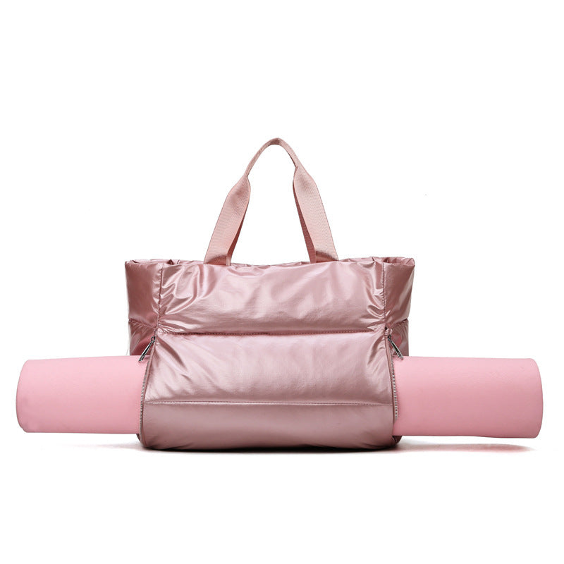 Sac de Pilates rose métallisé Maison Lyra, grand sac de sport pour femme active, transport tapis de pilate et yoga , design élégant et pratique avec bandoulière réglable et poignées, parfait pour le yoga, le pilates ou les déplacements quotidiens.