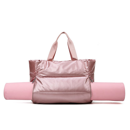 Sac de Pilates rose métallisé Maison Lyra, grand sac de sport pour femme active, transport tapis de pilate et yoga , design élégant et pratique avec bandoulière réglable et poignées, parfait pour le yoga, le pilates ou les déplacements quotidiens.