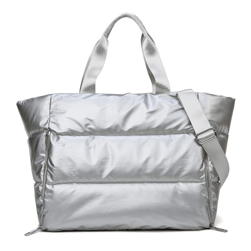 Sac de Pilates argenté métallisé Maison Lyra, grand sac de sport pour femme active, transport tapis de pilate et yoga , design élégant et pratique avec bandoulière réglable et poignées, parfait pour le yoga, le pilates ou les déplacements quotidiens.