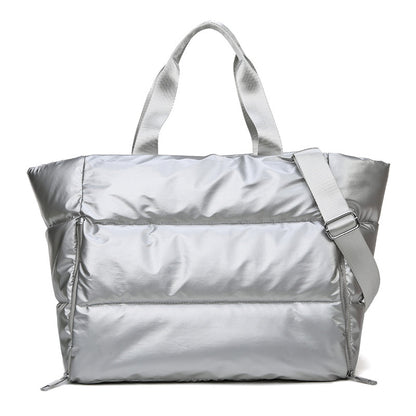 Sac de Pilates argenté métallisé Maison Lyra, grand sac de sport pour femme active, transport tapis de pilate et yoga , design élégant et pratique avec bandoulière réglable et poignées, parfait pour le yoga, le pilates ou les déplacements quotidiens.